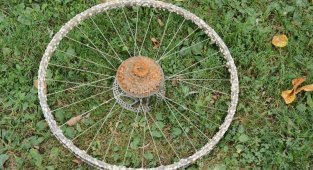 Мужчина нашел ржавое велосипедное колесо в гараже и вот что с ним сделал. Просто фантастика! (22 фото)