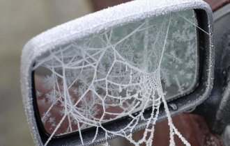 Замороженные автомобили, которые зима превратила в искусство (20 фото)