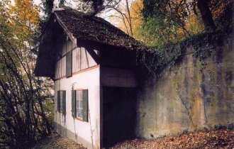 Бункеры, замаскированные под швейцарские виллы (18 фото)