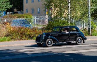 Старые автомобили на улицах финских городов (27 фото)