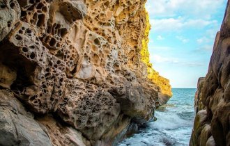 Почему крымские скалы называются «Сырными» (4 фото)
