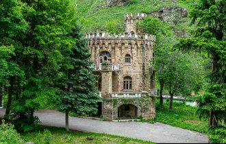 Долгожданный Кавказ. Заброшенный замок в Кавказских горах (12 фото)