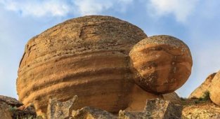 3 examples of inexplicable behavior of stones (10 photos)