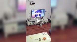 Коли дітей залишають самих біля телевізора