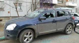 В Красноярске припаркованному на тротуаре автомобилю «прострелили» окна (12 фото)
