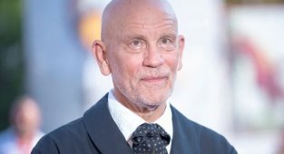 12 stories about John Malkovich (12 photos)