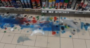 Люди тестируют баллончики с краской прямо на полу магазина (2 фото)