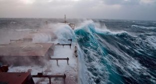 Море прекрасно настолько, насколько и пугающе: 12 кадров стихии (12 фото)