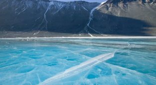 Why did a lake in Antarctica surprise scientists? (2 photos)