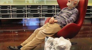 Фотографии уставших мужчин в торговых центрах (24 фото)