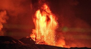 Как будет извергаться вулкан с металлической лавой (4 фото)