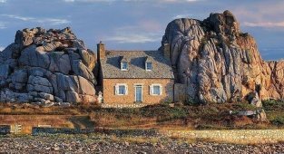 Дом между скалами (9 фото)