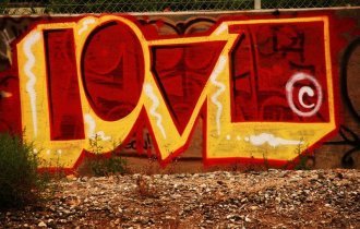 Город говорит о любви: признания от стен и фасадов (30 фото)