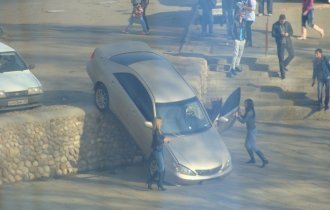 Непростые взаимоотношения девушек с автомобилями (43 фото)