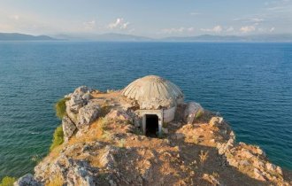 Бункеры холодной войны в Албании (24 фото)