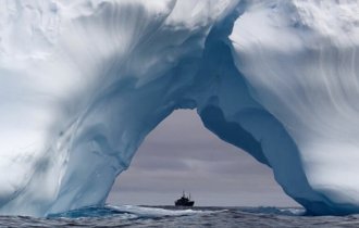 Возле айсберга, страшно и красиво (25 фото)