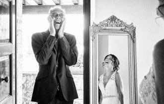 Фото, на которых отцы впервые увидели своих дочерей в свадебных платьях (18 фото)
