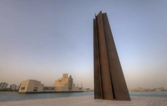 Blue rooster, infinity and finger: 5 amazing sculptures of Qatar (6 photos)