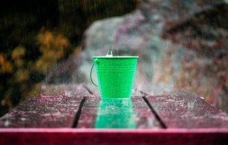 Why is it illegal to collect rainwater in the USA and Canada? (3 photos)