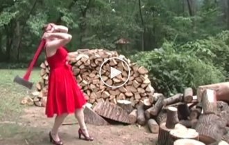 Девушки показывают навыки и приемы рубки дров