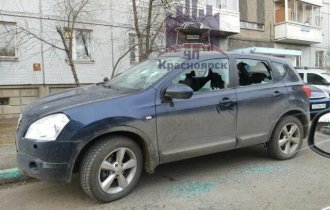 В Красноярске припаркованному на тротуаре автомобилю «прострелили» окна (12 фото)