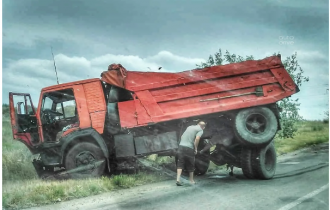 9 забавных и грустных фото про грузовики (9 фото)