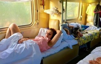 Девушки в поезде (30 фото)