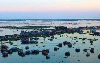 Жизнь в плавучих деревнях на озере в Камбодже (8 фото)