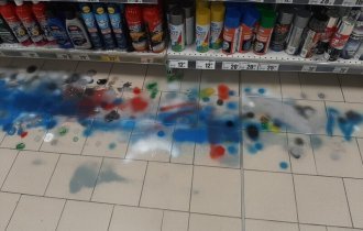 Люди тестируют баллончики с краской прямо на полу магазина (2 фото)