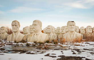 От танков и телефонных будок до президентов США — самые необычные кладбища мира (15 фото + 1 видео)