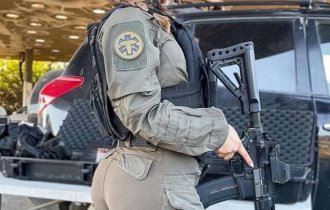 Девушки с оружием (18 фото)