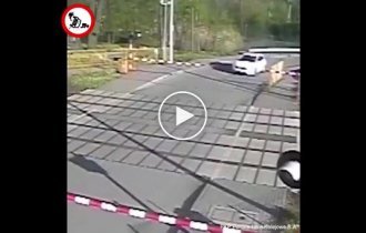 Railway crossing is an ideal place for idiots