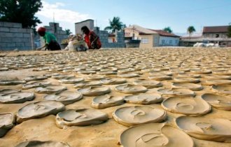 How do they eat mud cakes in Haiti? (3 photos)