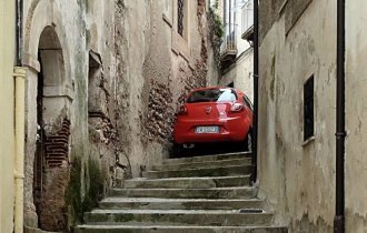 Странные привычки итальянцев: бросать машину где угодно и не оставлять чаевые (13 фото)