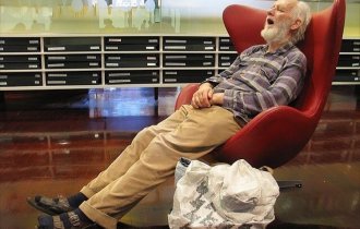 Фотографии уставших мужчин в торговых центрах (24 фото)