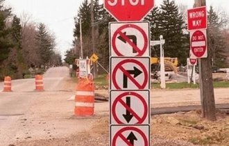 Подборка странных и забавных предупреждающих знаков (18 фото)