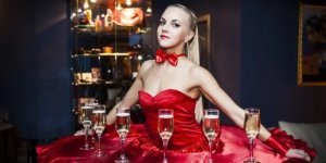 Белые девушки работают в Индии живыми столом (5 фото)