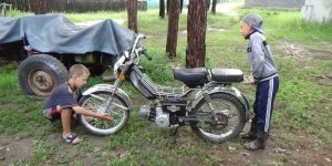 Голь на вигадки хитра: саморобні мопеди, мокіки та самокати (22 фото)