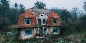 15 photos of abandoned places that make you feel the power of time and history (16 photos)