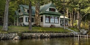 Houses near the water (15 photos)