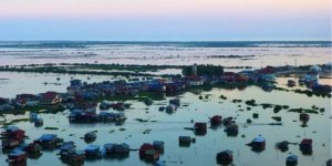 Життя у плавучих селах на озері у Камбоджі (8 фото)