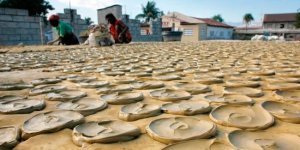 Как едят лепёшки из грязи в Гаити? (3 фото)