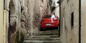 Strange habits of Italians: leaving the car anywhere and not leaving a tip (13 photos)
