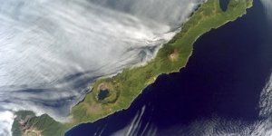 Брошенный непотопляемый авианосец. Симушир, бухта Броутона (27 фото)